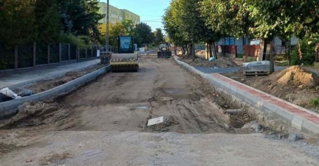 W Sokółce trwa przebudowa ulicy Kardynała Stefana Wyszyńskiego, obejmująca jezdnię, chodniki i infrastrukturę podziemną. Zgodnie z obecnym harmonogramem prace mają zakończyć się w październiku lub listopadzie 2026 roku.